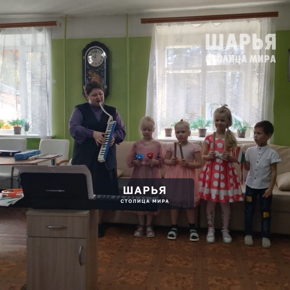 Дошколята Шарьи подарили музыкальный концерт одиноким бабушкам и дедушкам Шарьи — Шарья — фото 2