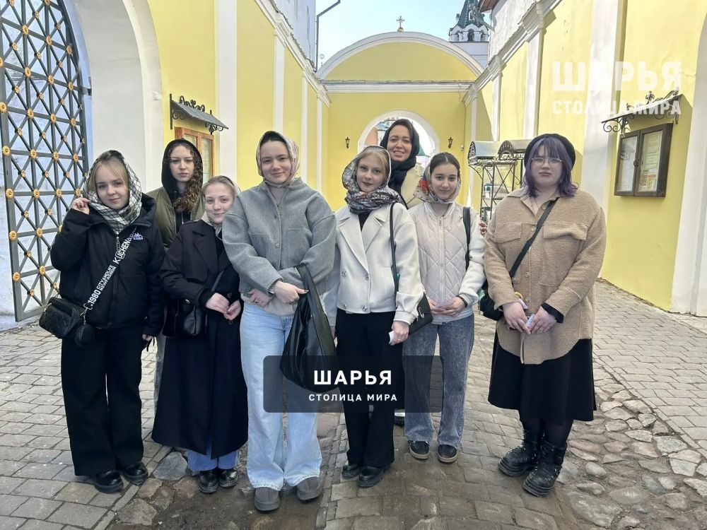Студенты Шарьинского педагогического колледжа вместе с советником директора по воспитанию… — Шарья — фото 1