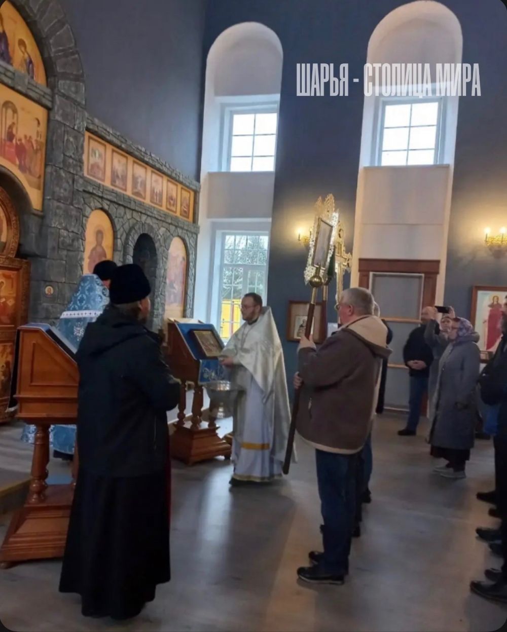 Молебен у иконостаса