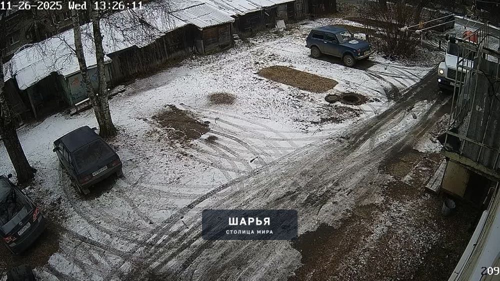 Вот так работают работники водоканала  по очистке колодцев — Шарья