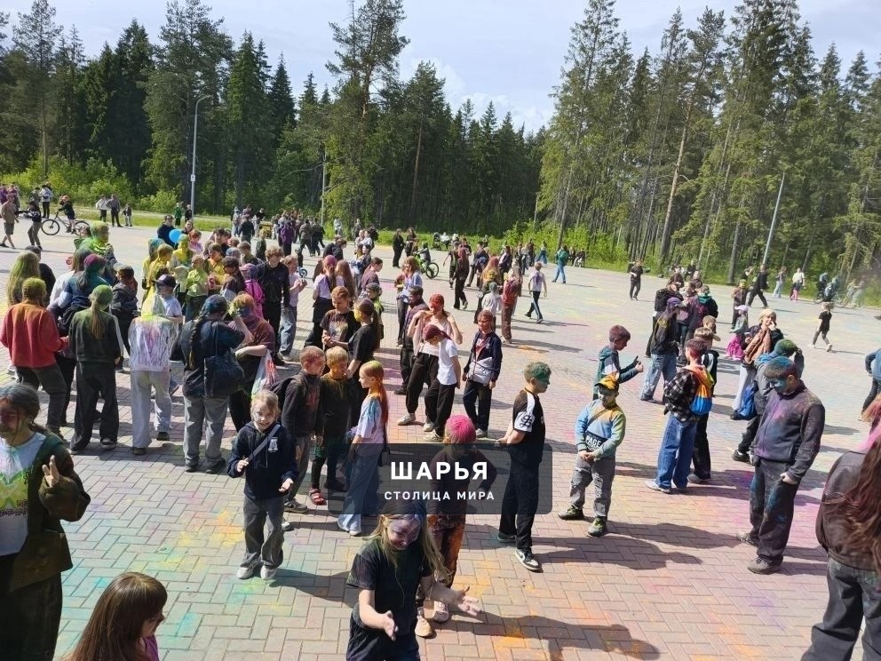На пару часов Городской парк Шарьи превратился в настоящую феерию цвета и радости — Шарья — фото 1