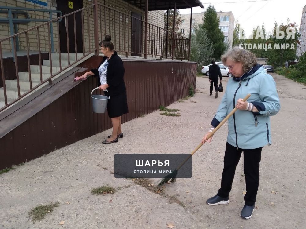 Традиционный осенний субботник провели сотрудники Шарьинской библиотечной системы — Шарья — фото 2