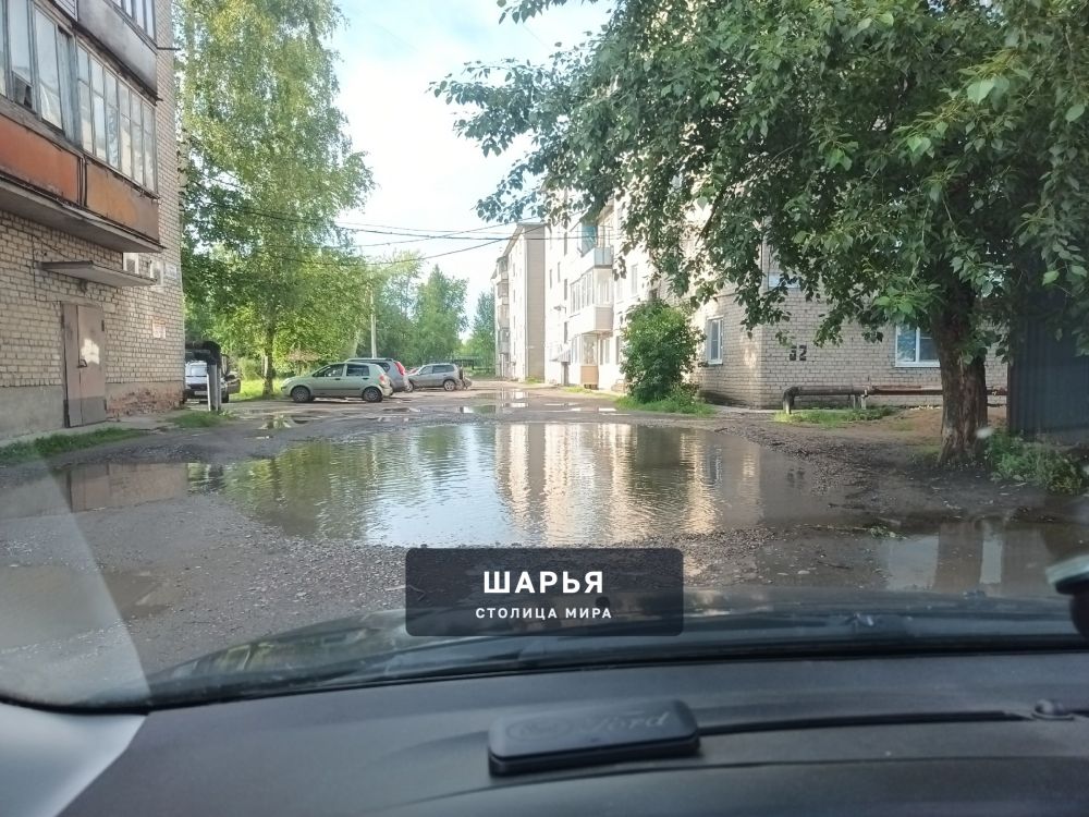 У нас в Шарье во дворах собственные водохранилища , легковые машины на перекатах между луж… — Шарья