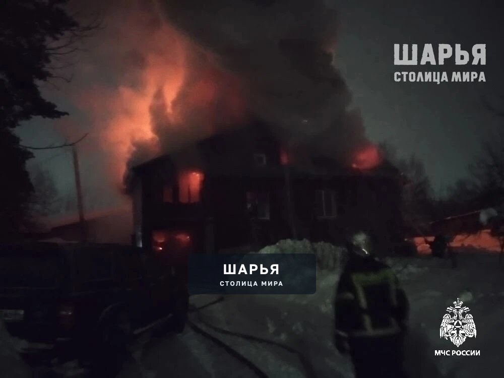 Свыше 5 часов пожарные спасатели тушили дом в Шарье — Шарья — фото 3