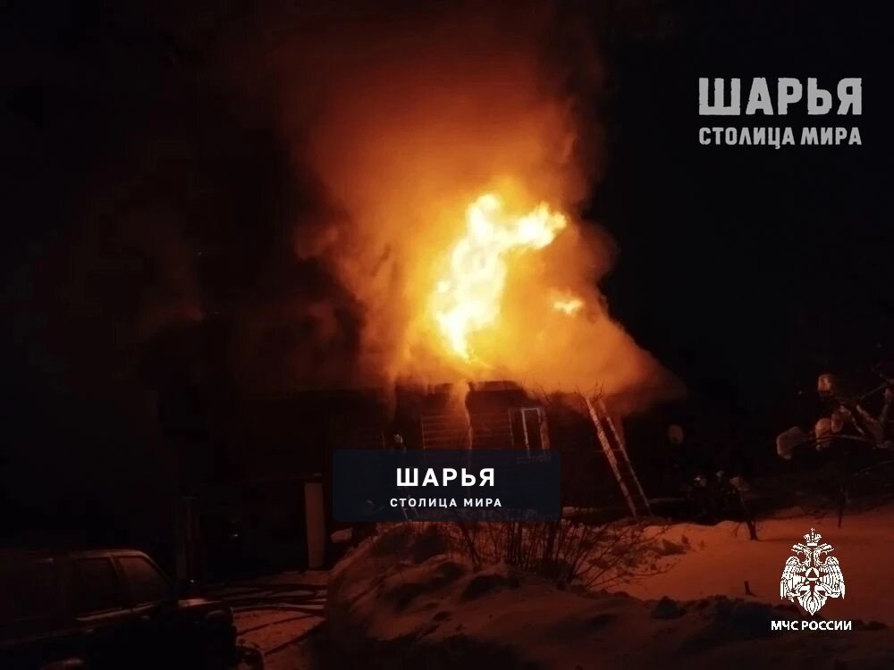 Свыше 5 часов пожарные спасатели тушили дом в Шарье — Шарья — фото 4