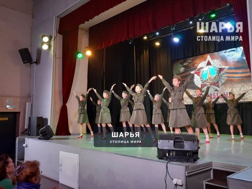 Юные шарьинцы получили паспорта со сцены ККЦ — Шарья — фото 3