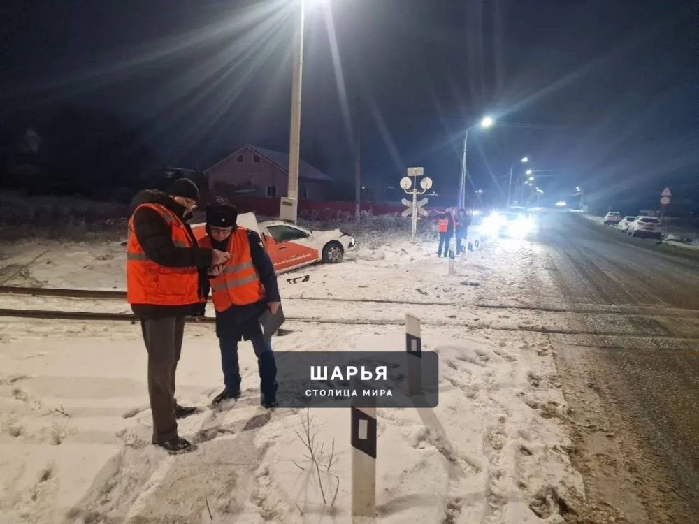 ДТП в Костромской области:25 декабря легковая машина столкнулась с поездом на переезде между… — Шарья — фото 2