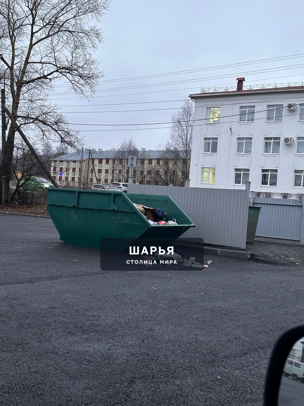 Очень красивая картина, мусор посреди двора — Шарья