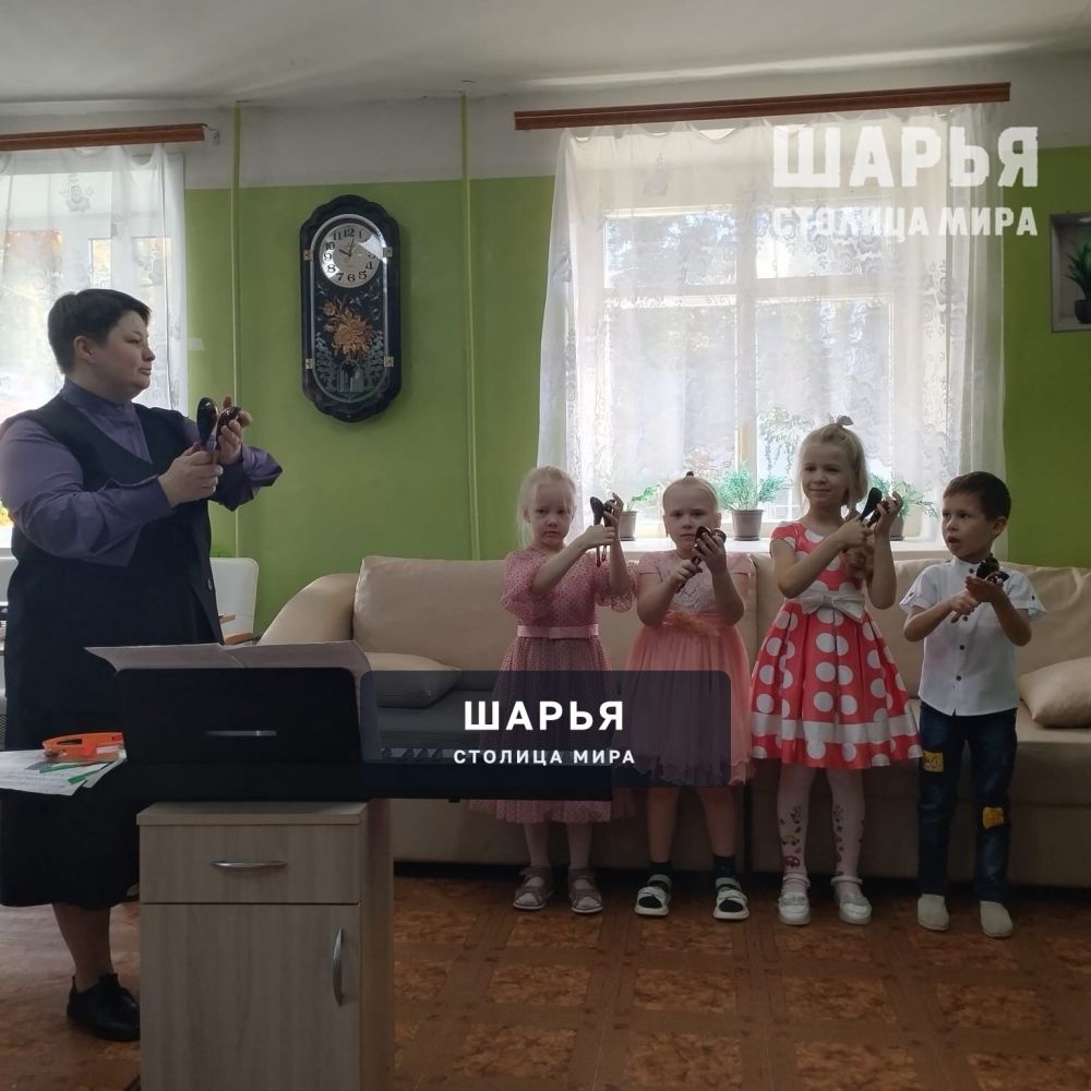 Дошколята Шарьи подарили музыкальный концерт одиноким бабушкам и дедушкам Шарьи — Шарья