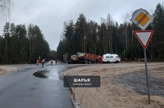 ‼В Костромской области столкнулись самосвал и «КамАЗ»: оба водителя пострадали — Шарья — фото 2