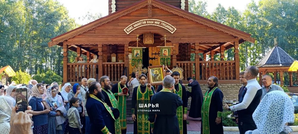 Шарьинцы прошли Крестным ходом по городу, величая Небесного покровителя шарьинской земли — Шарья — фото 7