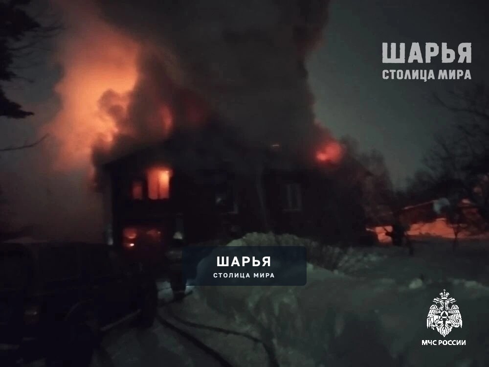 Свыше 5 часов пожарные спасатели тушили дом в Шарье — Шарья — фото 2