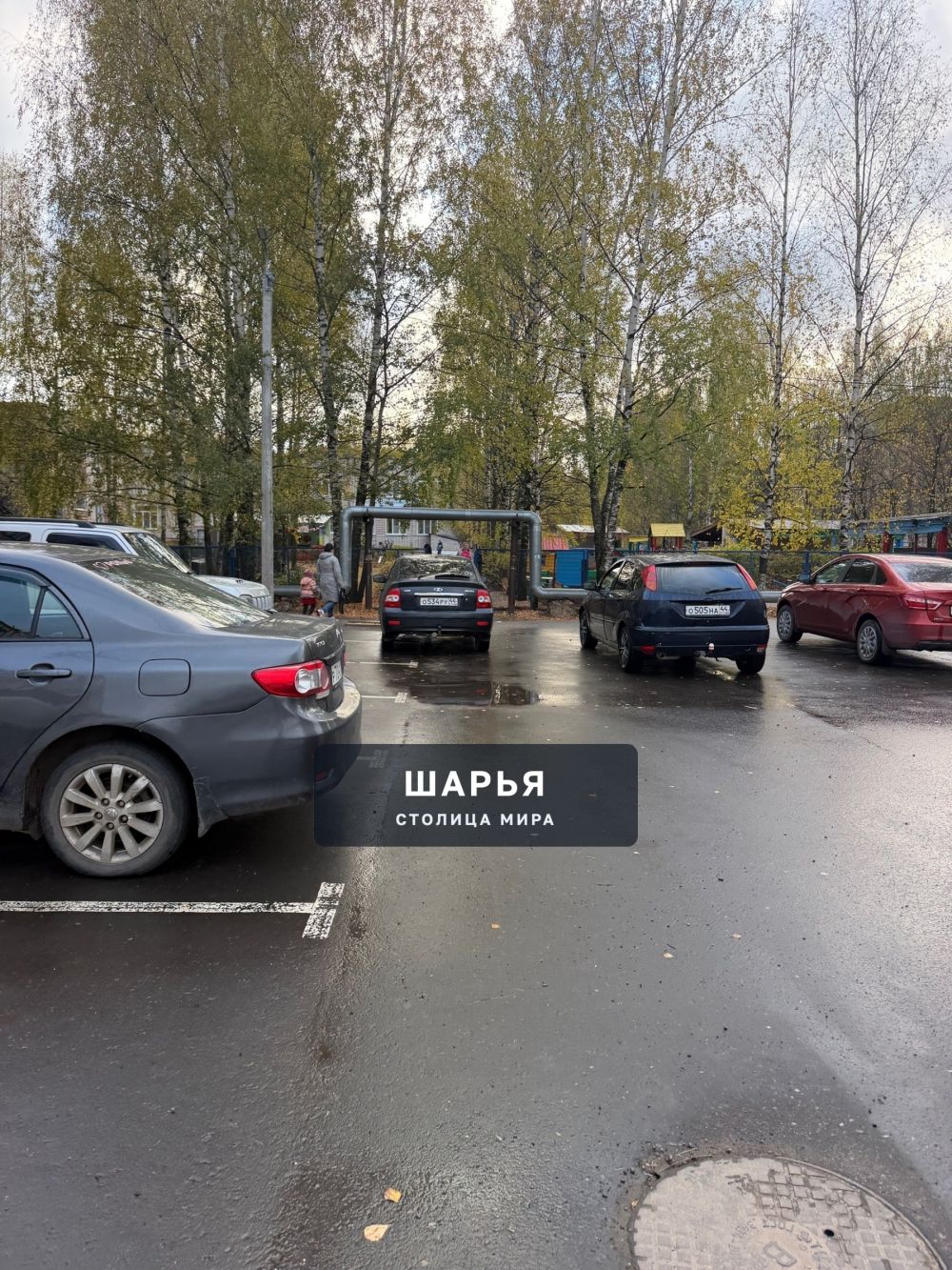 Есть женщина, которая регулярно агрессивно паркуется буквально у самого входа в садик №18 в… — Шарья — фото 2