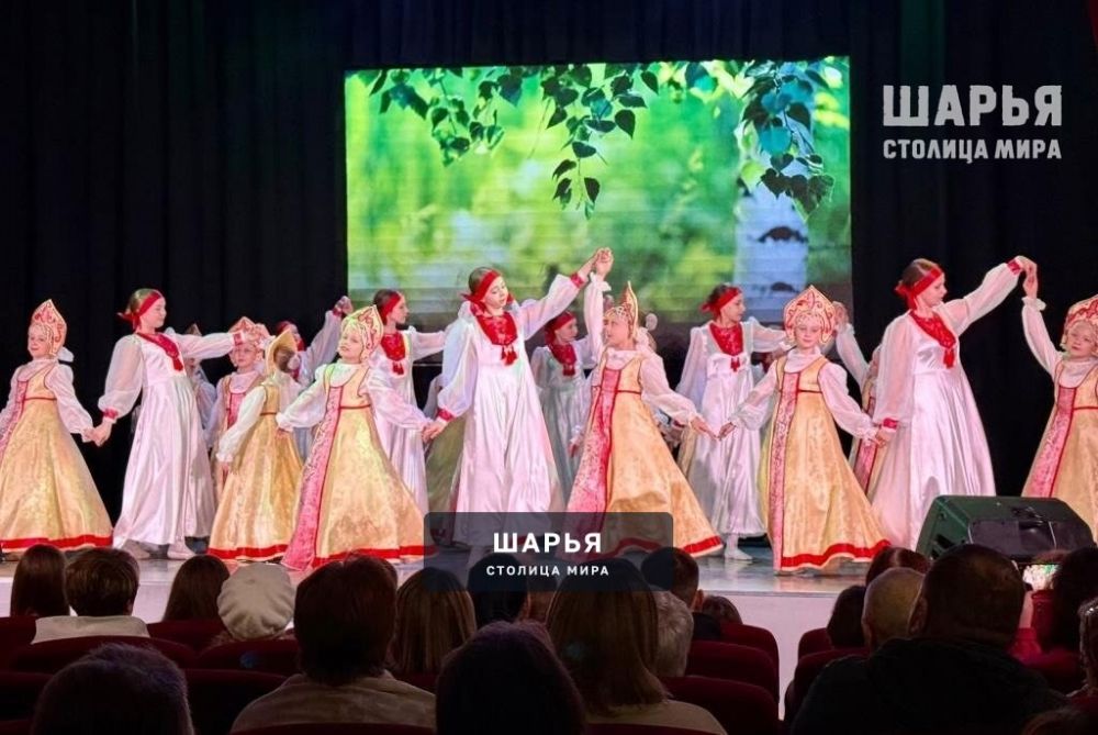 Юные шарьинцы получили паспорта со сцены ККЦ — Шарья — фото 2
