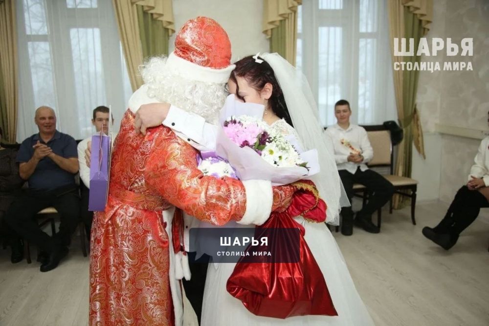 Дед Мороз со Снегурочкой поздравили молодоженов Шарьи — Шарья — фото 3