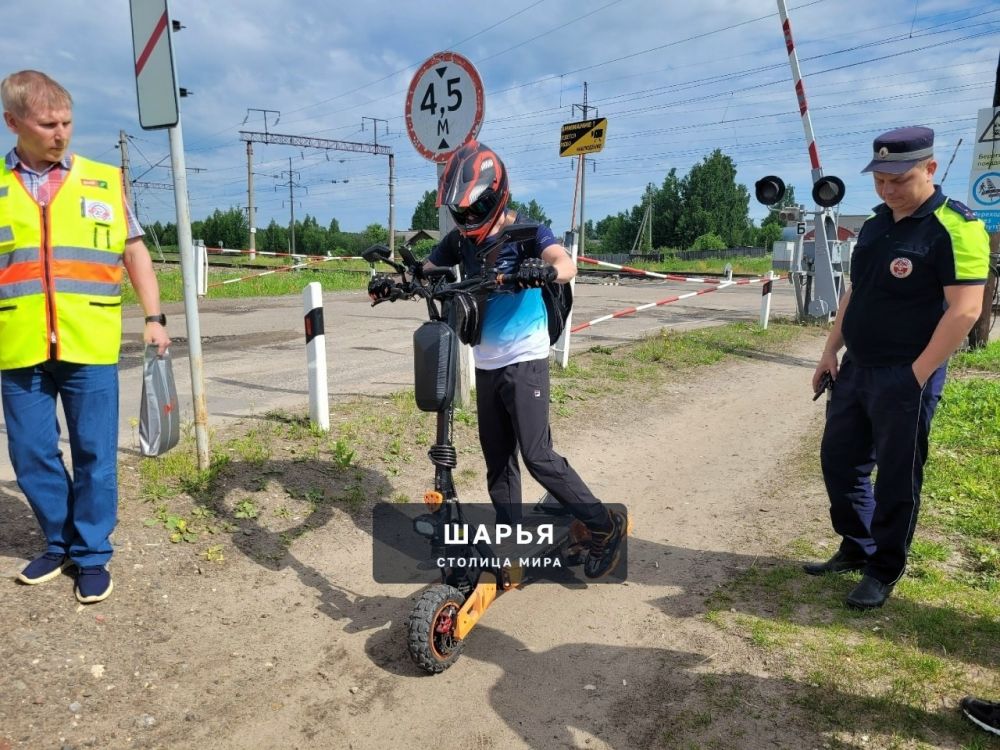 Автоинспекторы и работники РЖД провели профилактический рейд на ж/д-переезде — Шарья — фото 2