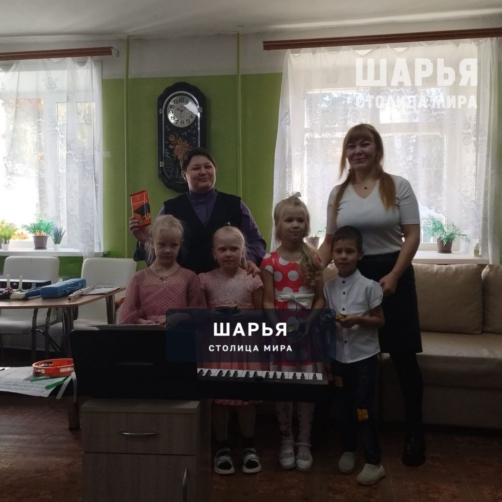 Дошколята Шарьи подарили музыкальный концерт одиноким бабушкам и дедушкам Шарьи — Шарья — фото 4