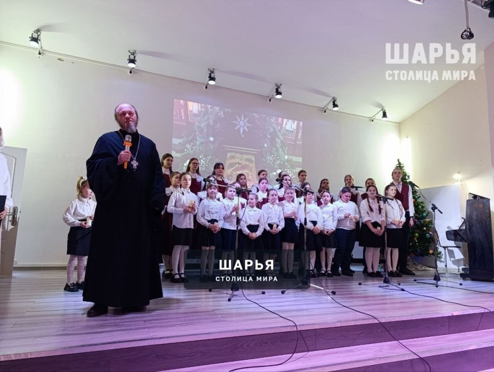 Для шарьинцев и гостей города в Романовском зале расцвел "Духовный сад" — Шарья — фото 2