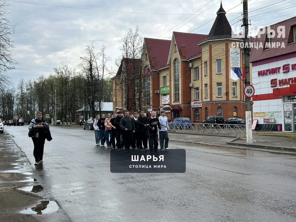 Репетиция парада юнармейцев прошла вчера в центре города — Шарья — фото 3