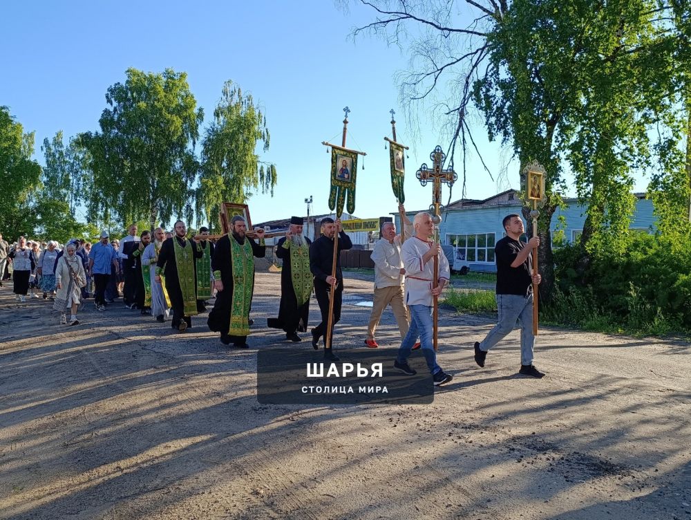 Шарьинцы прошли Крестным ходом по городу, величая Небесного покровителя шарьинской земли — Шарья — фото 2