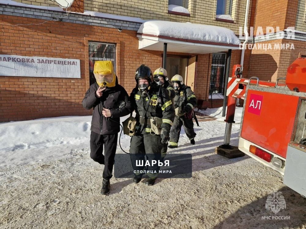 ТЦ «Центральный» в дыму, пожарные спасатели примчались тушить огонь — Шарья — фото 6