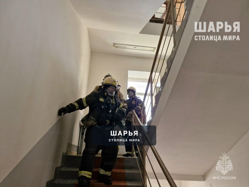ТЦ «Центральный» в дыму, пожарные спасатели примчались тушить огонь — Шарья — фото 5