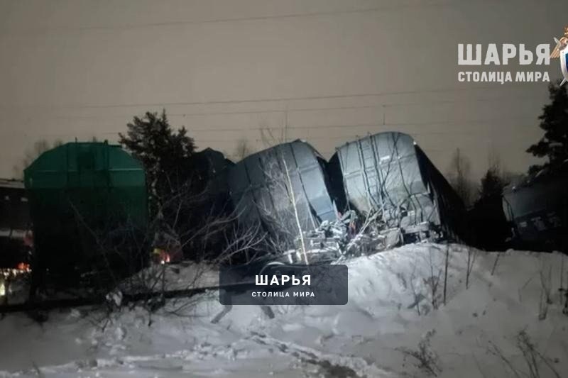 Из-за схода вагонов грузового поезда в Кировской области шарьинцы не смогли вовремя попасть в… — Шарья — фото 2