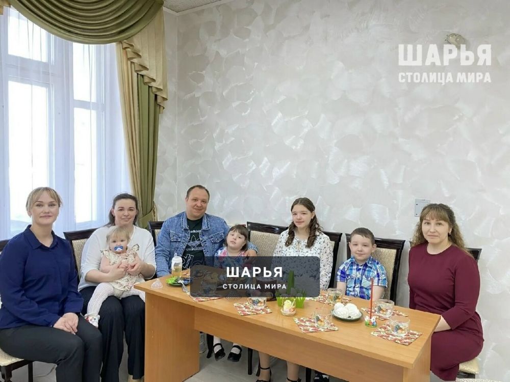 В Пасхальную неделю Шарьинский отдел ЗАГС посетила многодетная семья Удаловых — Шарья — фото 2