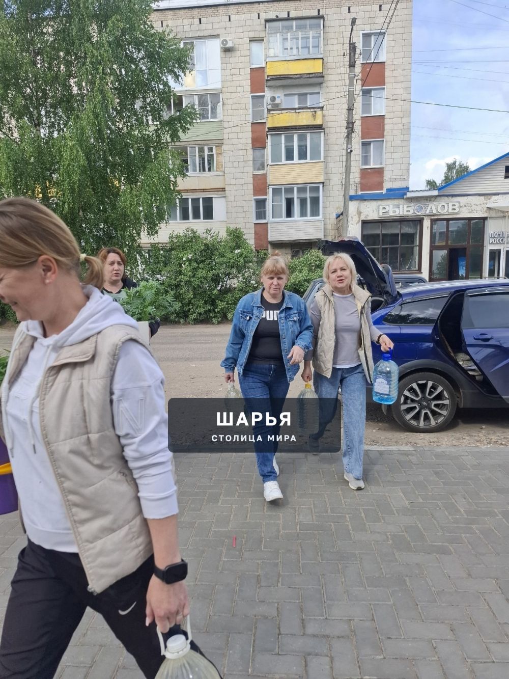 Сотрудницы ЦНК "Светлица" посадили цветы в сквере на Садовой — Шарья — фото 2
