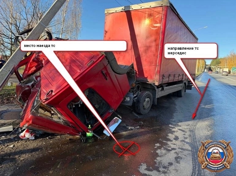 В Костроме водитель большегруза врезался в столб