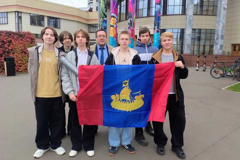 Костромские школьники научили дроны соревноваться, а бассейн — считать круги