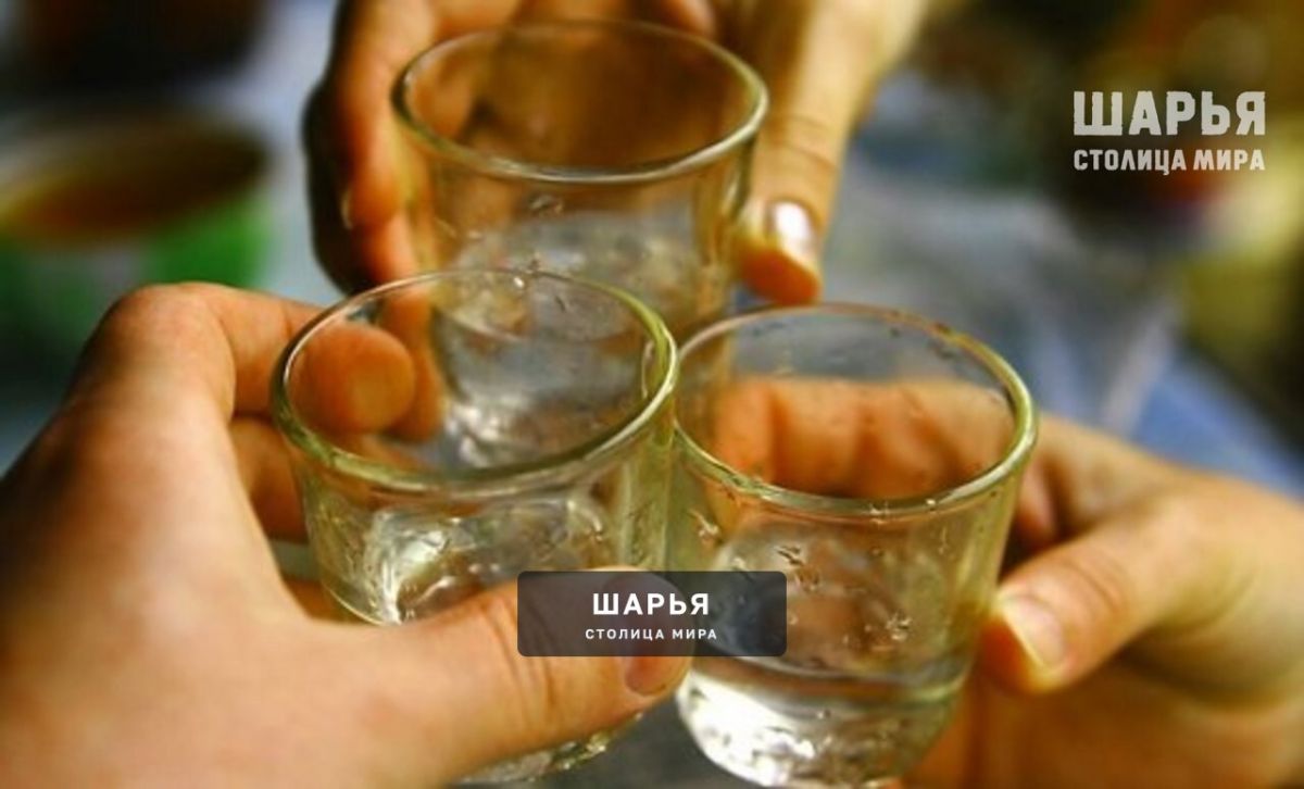В январе два брата, возвращаясь на автомобиле из Шарьи в свой родной поселок, увидели дома… — Шарья