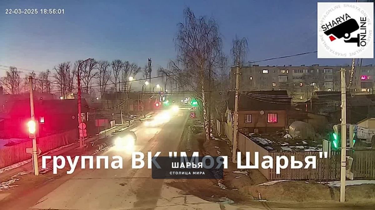 Момент падения светофорной опоры 22.03.2025г — Шарья