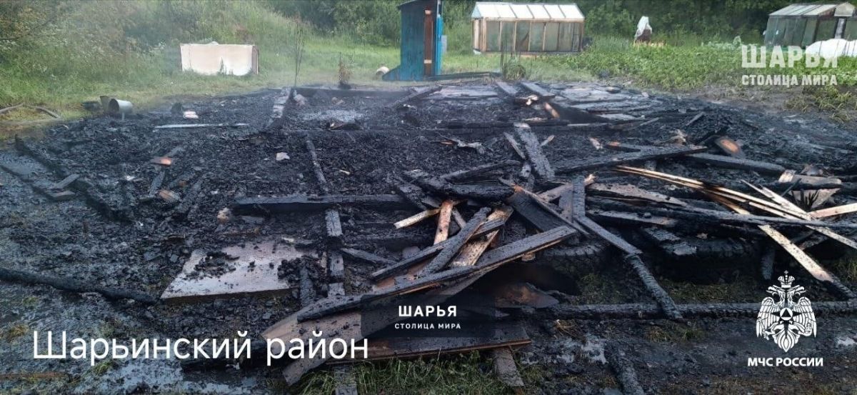 В шарьинском садовом товариществе неизвестные подожгли домик — Шарья