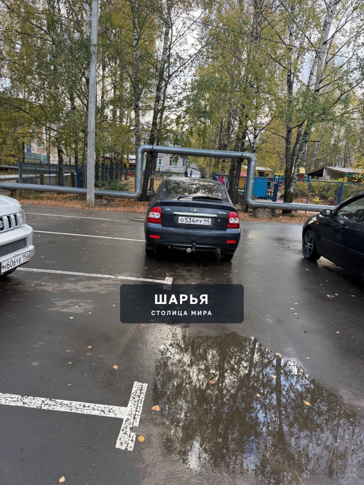 Есть женщина, которая регулярно агрессивно паркуется буквально у самого входа в садик №18 в… — Шарья