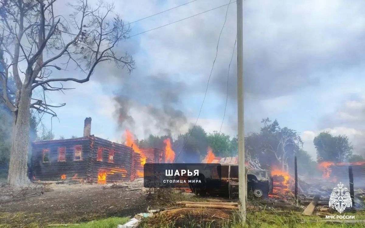 Из-за удара молнии сгорели жилой дом, баня и хозпостройка в Костромской области — Шарья