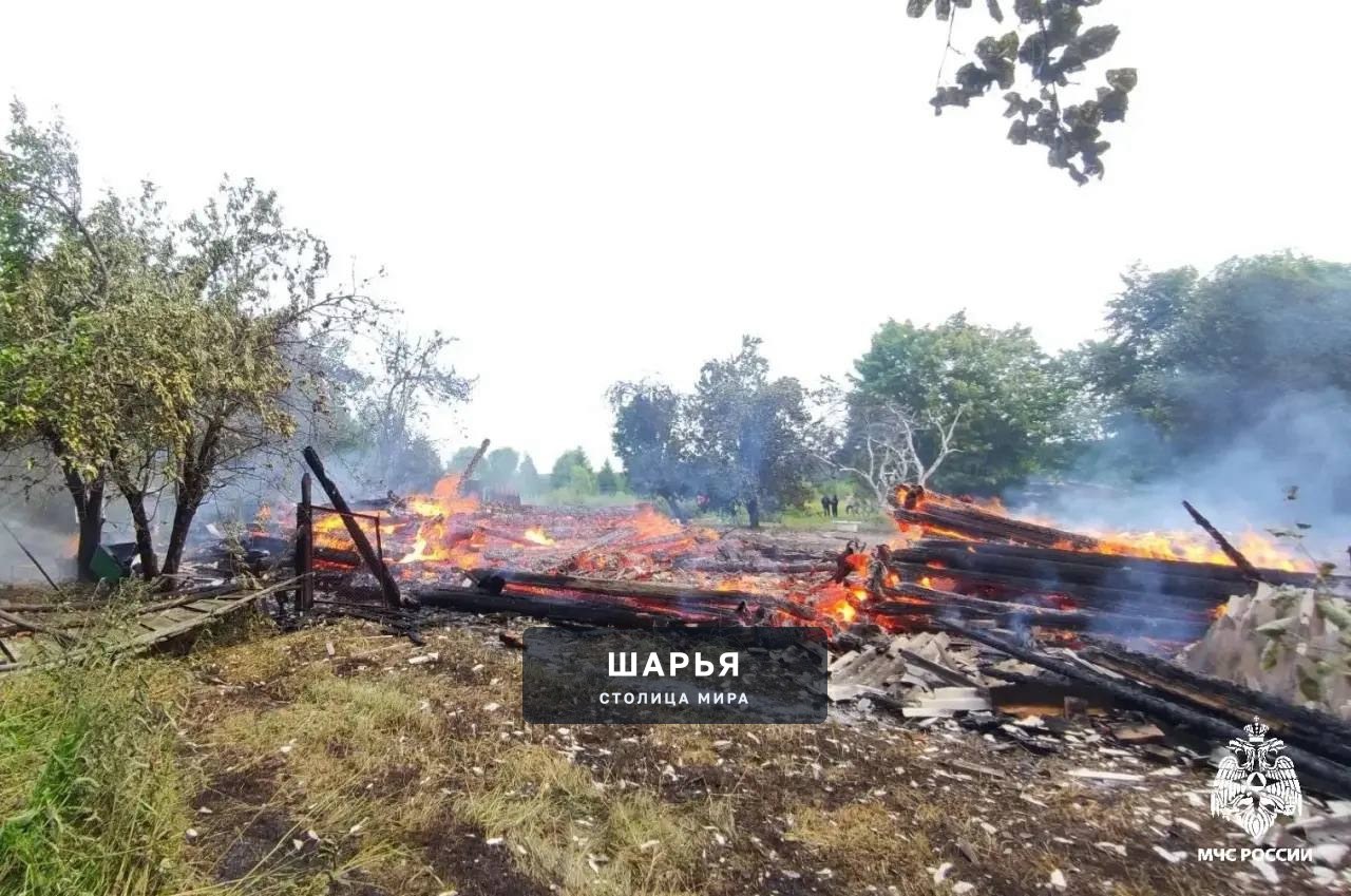 Из-за удара молнии сгорели жилой дом, баня и хозпостройка в Костромской области — Шарья, фото 3